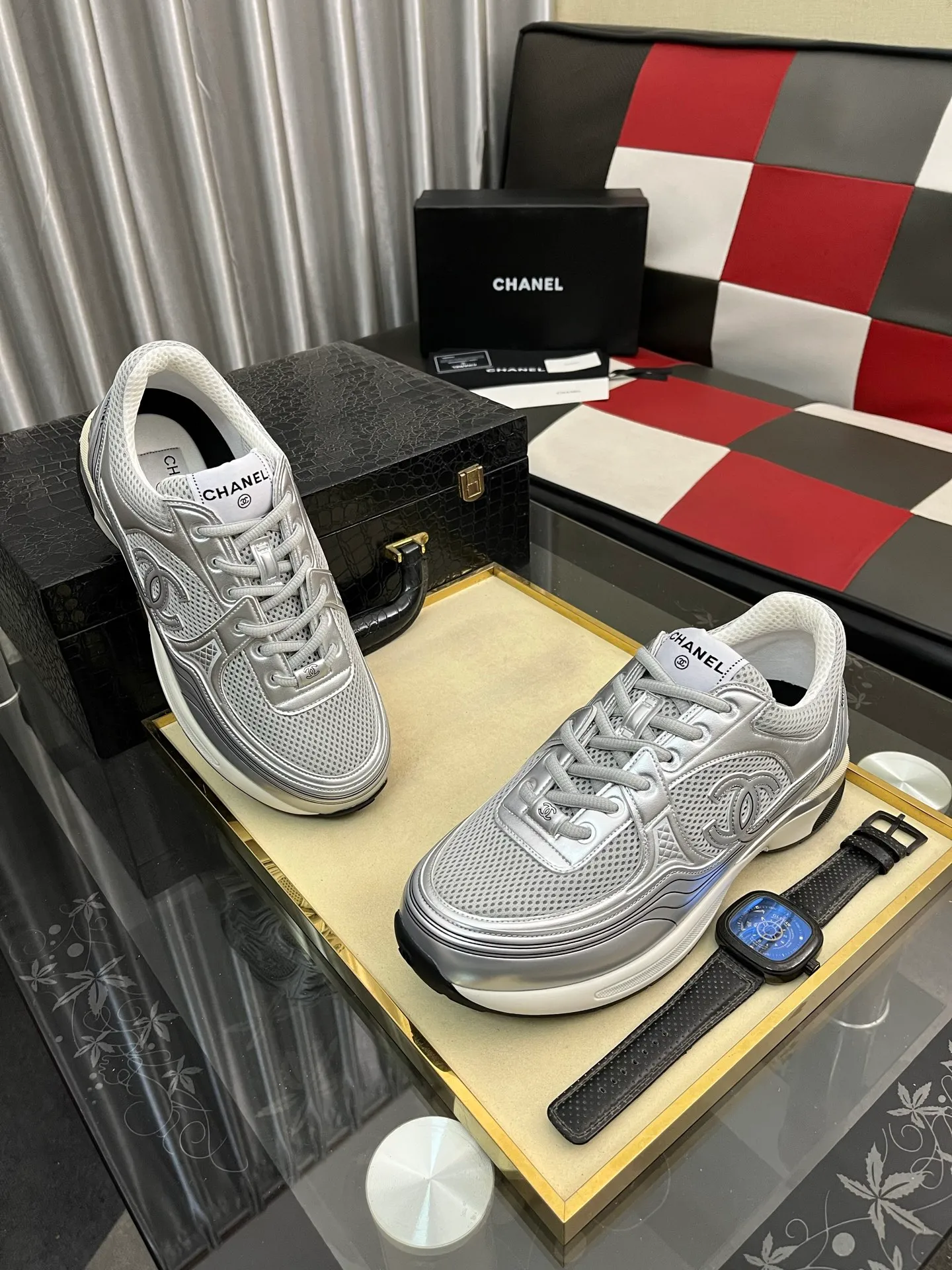 Men's shoes 💰: 620⌚️⌚️Chanel 2025C new diamond sneakers, ultra-light and comfortable casual shoes, black and white cowhide leather, versatile white shoes, you can't go wrong with the style, cow suede➕down cloth contrasting color combination, fresh and full of vitality, logo embossed on the side, very delicate on the foot, original customized material for the upper, original outsole Upper: Cow suede➕Down cloth/black and white full cowhide Lining: Sheepskin Sole: Open-molded TPU outsole Size: 35-44